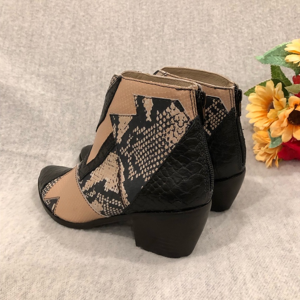 NWT - Matisse Women's Black and Tan Snake Print Ankle Boots - Picture 5 of 16